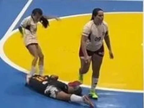 Video gây sốc ở giải futsal Brazil, nữ cầu thủ liên tiếp sút vào đầu đối thủ 'rất dã man'