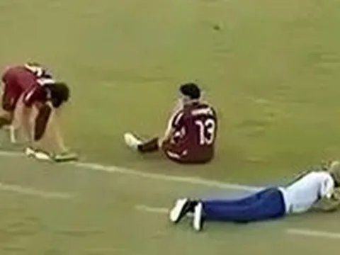 Bầy ong tràn vào sân khiến cầu thủ hoảng sợ, trốn vào phòng thay đồ ở trận chung kết U20 Brazil