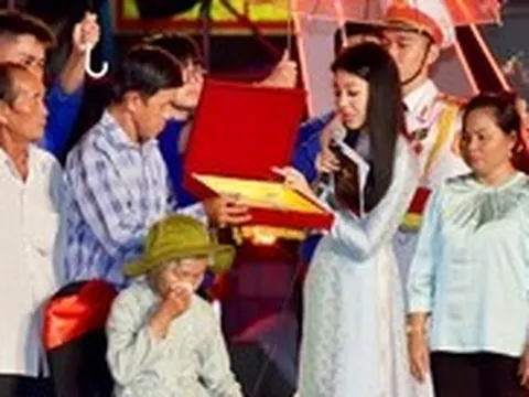 Trao di vật liệt sĩ Huỳnh Văn Quên cho gia đình ở Vàm Cỏ, hài cốt tìm thấy là anh 'Hai Quên'