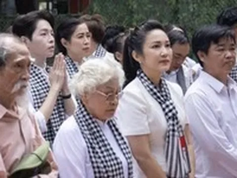 Hơn 100 văn nghệ sĩ nghẹn ngào hát giữa nơi tìm thấy hài cốt liệt sĩ ở công viên Lê Thị Riêng