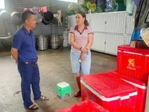 Kiểm tra cơ sở nấu ăn bị tố có giòi trong thức ăn