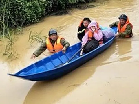 Cứu 16 người bị kẹt trong vùng ngập Bảo Lộc sau cơn mưa lớn