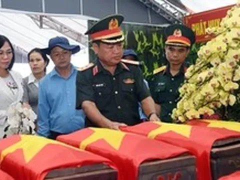 Chính ủy Quân khu 7 thăm, động viên cán bộ, chiến sĩ tìm kiếm, quy tập hài cốt liệt sĩ ở Đồng Nai