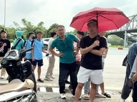 Xếp hàng cả buổi không mua được vé trận Việt Nam - Singapore