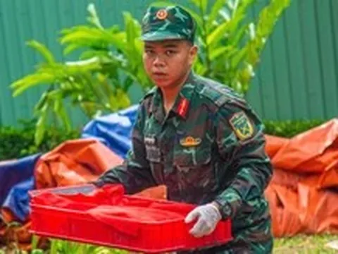 Dầm mưa đội nắng tìm thêm 19 bộ hài cốt liệt sĩ tại công viên Lê Thị Riêng