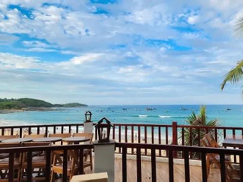 Đổi lịch trình 'phút 90', gia đình Hà Nội tìm thấy bãi biển vắng, đẹp như tranh