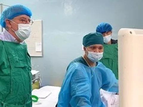 Giáo sư Bỉ cùng bác sĩ Bệnh viện Nhi đồng 2 ghép gan cho 4 trẻ trong một tuần