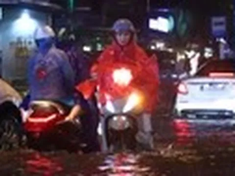 TP.HCM mưa lớn kéo dài, nhiều đường ngập nặng