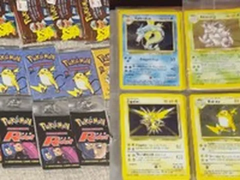 Giúp bà 80 tuổi dọn nhà, hai anh em bất ngờ tìm thấy nhiều thẻ Pokémon cực hiếm