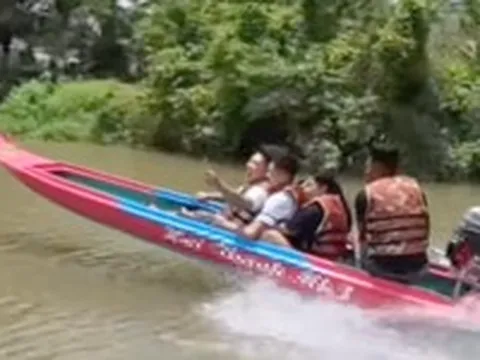 Xuất hiện thêm tour vỏ lãi 'bay' gần khu vực chợ nổi Cái Răng