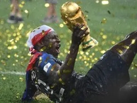 Cầu thủ bị cáo buộc hiếp dâm phải bán danh hiệu World Cup để kiếm sống