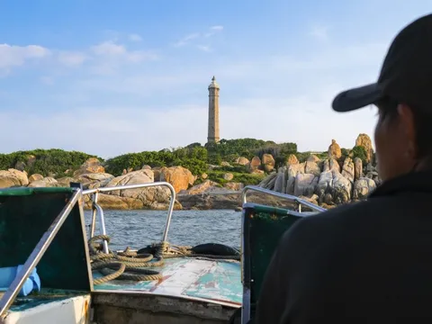 Khách 'quay lưng' khi không còn cano ra hải đăng Kê Gà