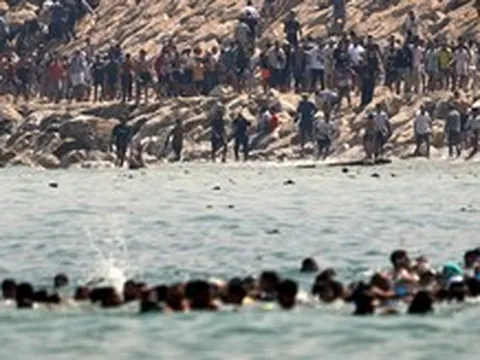 49.000 người di cư ồ ạt vượt biên từ Morocco vào Tây Ban Nha, bạo lực bùng phát