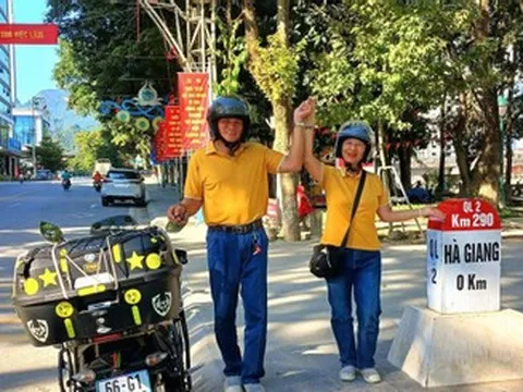 Vợ chồng U70 ở Đồng Tháp lái xe máy du lịch xuyên Việt 92 ngày, qua hơn 9.000km