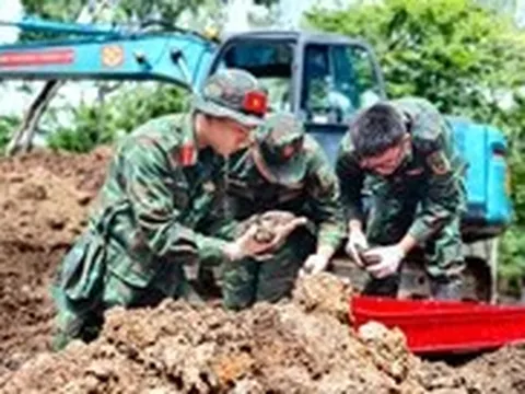 Ngày 1-8: Đào 200m³ đất, tìm thấy thêm 8 bộ hài cốt liệt sĩ tại công viên Lê Thị Riêng
