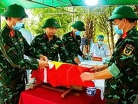 Tìm thấy mảnh nhôm khắc tên 'Đinh Xuân Tình' trong mộ liệt sĩ ở Nghệ An