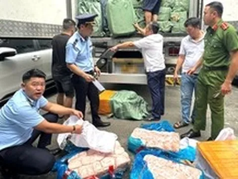 Đồng Nai bắt quả tang xe chở gần 17 tấn bẹ sữa heo, lòng heo... không rõ nguồn gốc