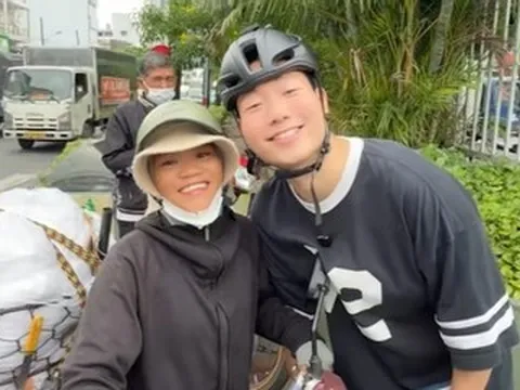 Khách Hàn ngỡ ngàng khi gặp chị bán trái cây Việt Nam 'nói tiếng Hàn như gió'
