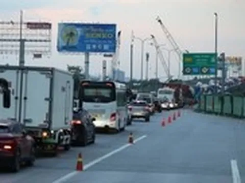Dòng xe 'bò' từ quốc lộ 51 về nút giao An Phú trên cao tốc TP.HCM - Long Thành, tài xế ngao ngán