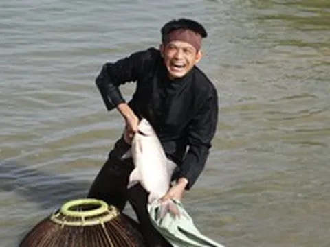 Hàng trăm người lao xuống đầm, nô nức nơm cá