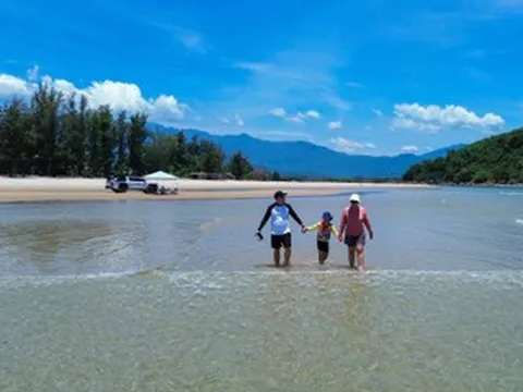 3 bãi biển được ví 'thiên đường ngủ quên', có nơi cách Hà Nội chỉ 6 tiếng lái xe