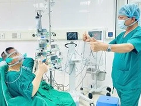 Tỉnh lại sau ca ghép phổi, người đàn ông 59 tuổi xin giấy để viết cho vợ: 'Em đừng khóc'