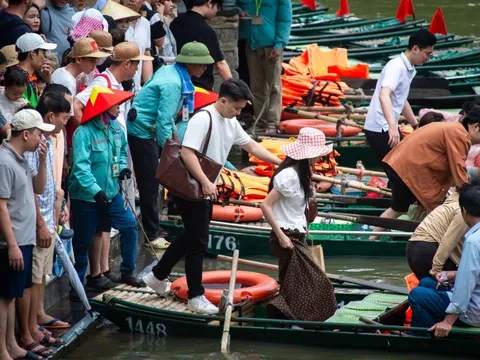 Tràng An mở lại tuyến tham quan sau thời gian tạm dừng