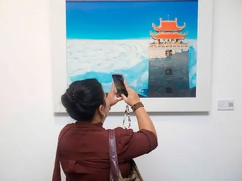 Triển lãm của hoạ sĩ người Anh lấy vợ Việt