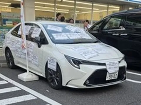 Xe Toyota đỗ lì nhiều ngày trước cửa hàng, chủ bãi xe cũng bó tay