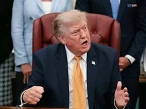 Ông Trump dọa đánh Iran rất mạnh nếu không mở lại eo biển Hormuz