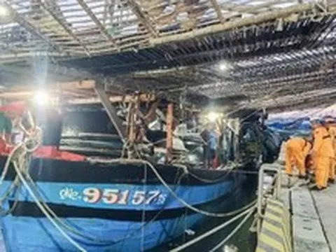 Cứu sống 30 ngư dân bị cháy tàu trên biển