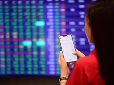 PNJ tím trần 3 phiên liên tiếp, tự doanh bất ngờ bán ròng gần 1.200 tỉ đồng