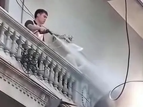 Khởi tố người đàn ông dùng vòi cao áp xịt nước vào thợ tháo dỡ nhà sát vách