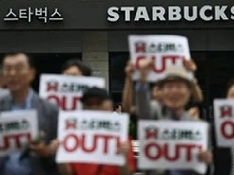 Cảnh sát khám xét trụ sở Starbucks Hàn Quốc vì quảng cáo 'Tank Day'