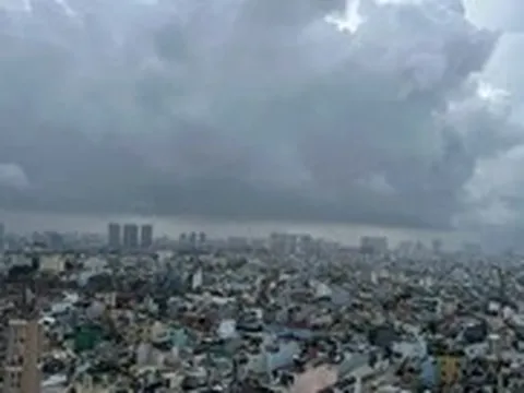 Bão số 3 cách xa, vì sao TP.HCM vẫn mưa ào ào sáng sớm