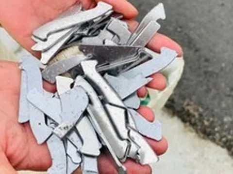 Xe đi trên cao tốc bất ngờ thủng lốp, tài xế xử lý sao cho an toàn?