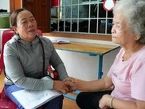 Gặp y sĩ 96 tuổi, em gái liệt sĩ Trần Thị Lê nói 'ghi chép quá quý bác ơi'