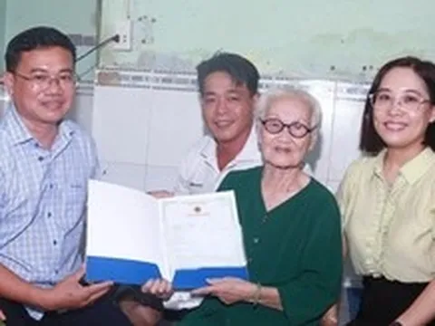 Cụ bà 90 tuổi lần đầu có giấy khai sinh: 'Mừng quá, tôi ngủ không được'