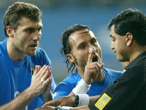 CĐV châu Á nhắc đến 'bê bối World Cup 2002' sau khi lộ bằng chứng Hàn Quốc hối lộ trọng tài