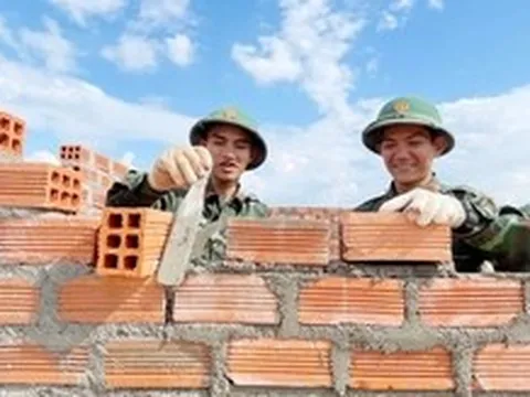 Cuộc di dân 'lịch sử' ở hạ du sông Ba trước mùa mưa bão