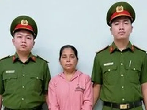 Bắt khẩn cấp bảo mẫu trường mầm non bắn dây thun vào chân trẻ