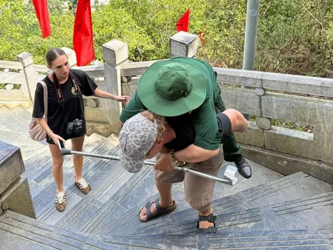 Khách Tây cõng cựu chiến binh lên Cột cờ Lũng Cú