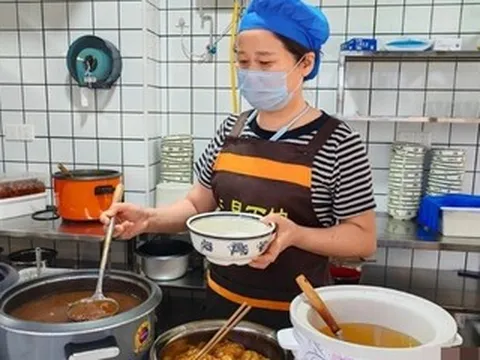 Quán mì 12 năm không tăng giá, khách xếp hàng dài chờ thưởng thức