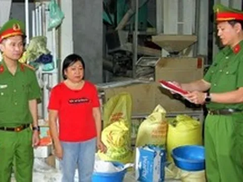 Khởi tố giám đốc công ty và chủ cửa hàng bán gạo 'nhái' Séng Cù Mường Khương
