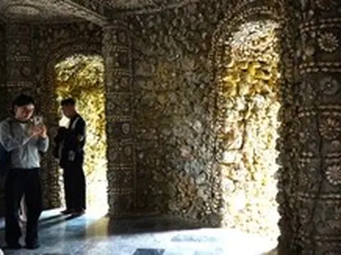 Ngắm bảo tháp cao 39m gắn hàng triệu vỏ ốc, san hô