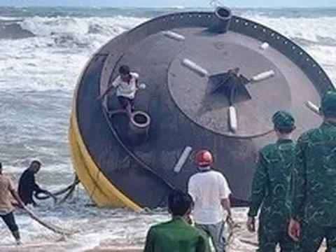 Tìm chủ sở hữu vật thể khổng lồ có chữ 'CHINA BUOY' dạt vào bờ biển