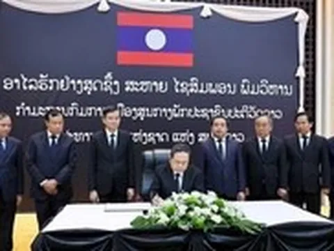 Chủ tịch Quốc hội Trần Thanh Mẫn viếng Chủ tịch Quốc hội Lào tại Vientiane
