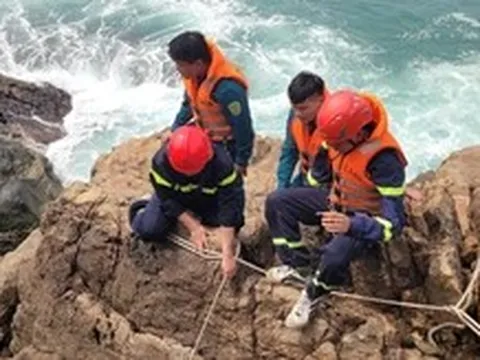4 người bị sóng cuốn xuống biển Đà Nẵng: Rơi xuống ghềnh đá như ở Mũi Nghê có nên cố bơi vào không?