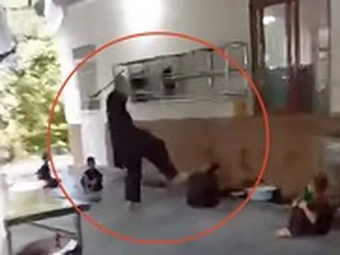 Bắt tạm giam người đánh chú tiểu ở chùa Bầu, xác minh người quay clip không can ngăn