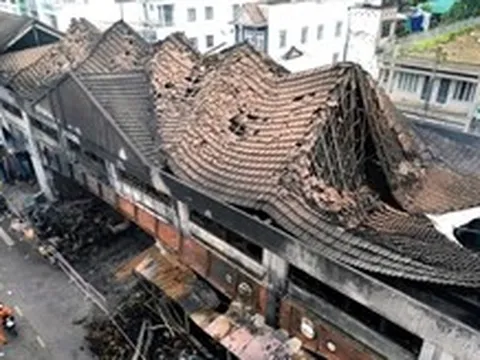 Phá dỡ khẩn cấp gần 500m² nhà lồng khu trung tâm thương mại Biên Hòa sau vụ cháy